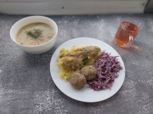 Dieta o kontr.zaw.kwasów tłuszczowych  Zupa jarzynowa z zacierką Ziemniaki z koperkiem gotowane  Pulpet wieprzowy  Sos pietruszkowy Surówka z kapusty białej i czerwonej  Kompot owocowy